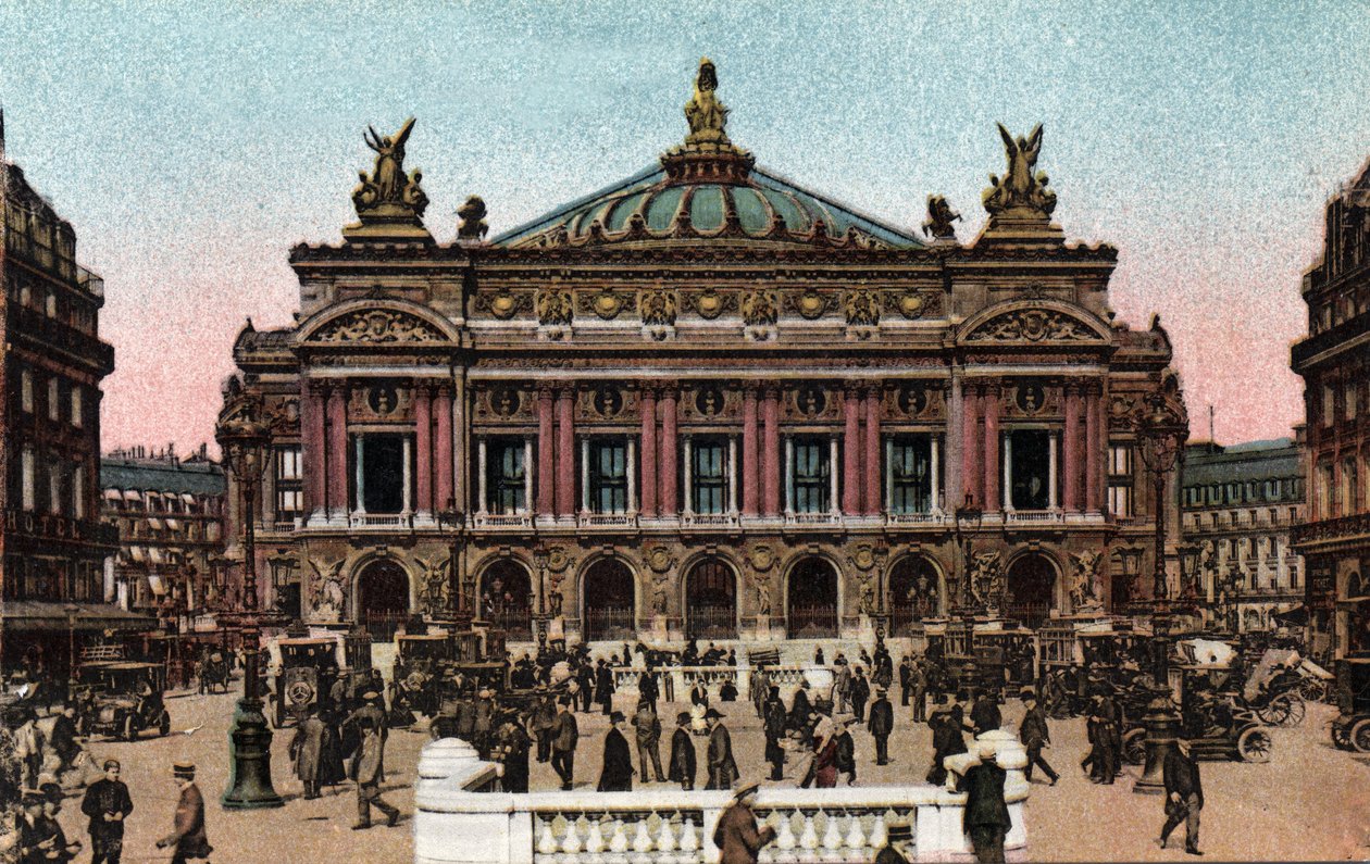 París: vista de la fachada de la Ópera realizada por Charles Garnier (1825-1898) y de la estación de metro en la Place de l