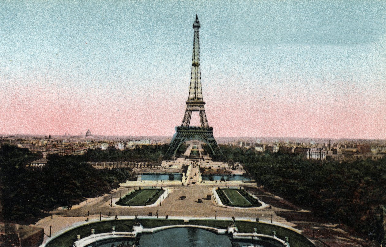París: vista de los Jardines del Trocadero con la Torre Eiffel y el puente de Iena sobre el Sena. Fotografía de 1920 en el "Álbum Artístico" de la ciudad de París. Colección privada. de Anonymous Anonymous