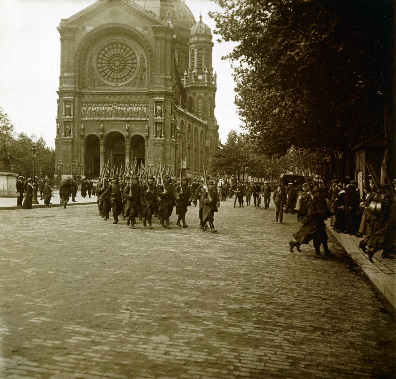 Fotografía - Placa de vidrio estereoscópica sobre la Primera Guerra Mundial: En París, después de la movilización, jóvenes reclutas parten al frente, Colección privada de Anonymous Anonymous