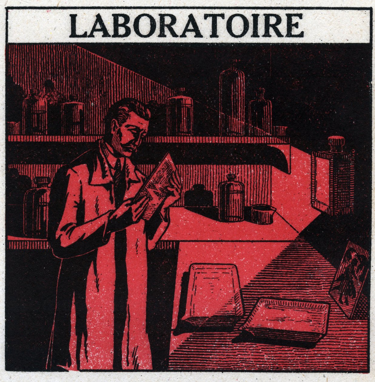 Fotografía: un fotógrafo en su laboratorio para revelar fotos. Ilustración anónima de 1925. Colección privada. de Anonymous Anonymous