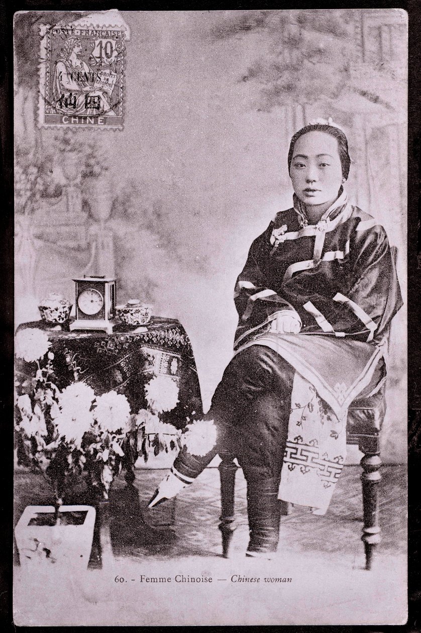 Retrato de mujer china en traje tradicional con pies vendados - Fotografía de principios del siglo XX - Colección privada de Anonymous Anonymous