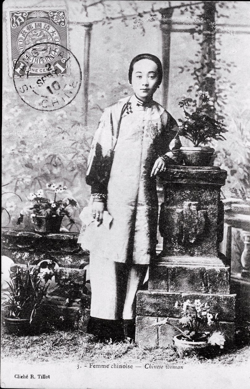 Retrato de una joven china en traje tradicional. Fotografía de principios del siglo XX - Colección privada de Anonymous Anonymous