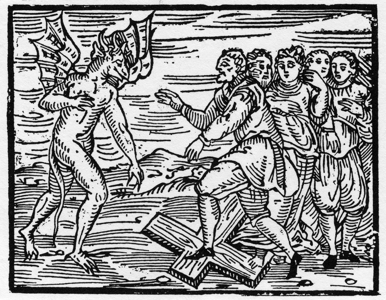Satanás obliga a sus futuros discípulos a caminar sobre la cruz - Compendium Maleficarum, trata sobre las brujas, su maldad y sus sortilegios por Francesco Maria Guazzo o Guaccio o Guaccius (15?? -16??) 1608 Colección Privada de Anonymous Anonymous
