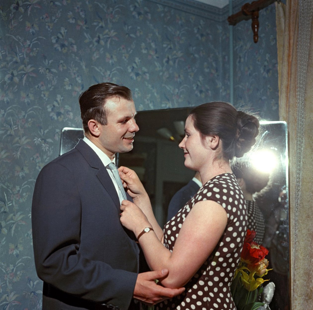 El cosmonauta Yuri Gagarin (1934-1968) con su esposa Valentina por Ryumkin, Yakov Israilevich (1913-1986). Fotografía en color de Anonymous Anonymous