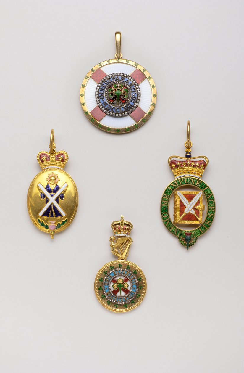 Reino Unido - Orden del Cardo - Izquierda: Insignia de heraldo de armas escocesas, esta insignia no está exclusivamente vinculada a la Orden del Cardo, Mediados del siglo XVIII, Oro y esmaltes, H 7 cm; w 3.8 cm; peso: 36 g - Derecha: insignia de decano de  de Anonymous Anonymous