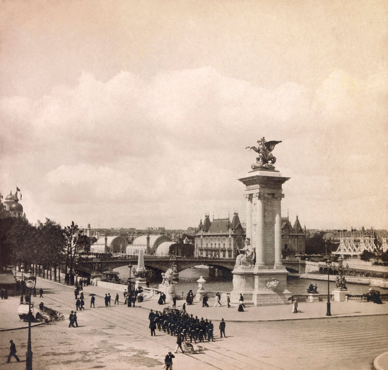 Exposición Universal de 1900 en París: Pilón del puente Alejandro III de Anonymous Anonymous