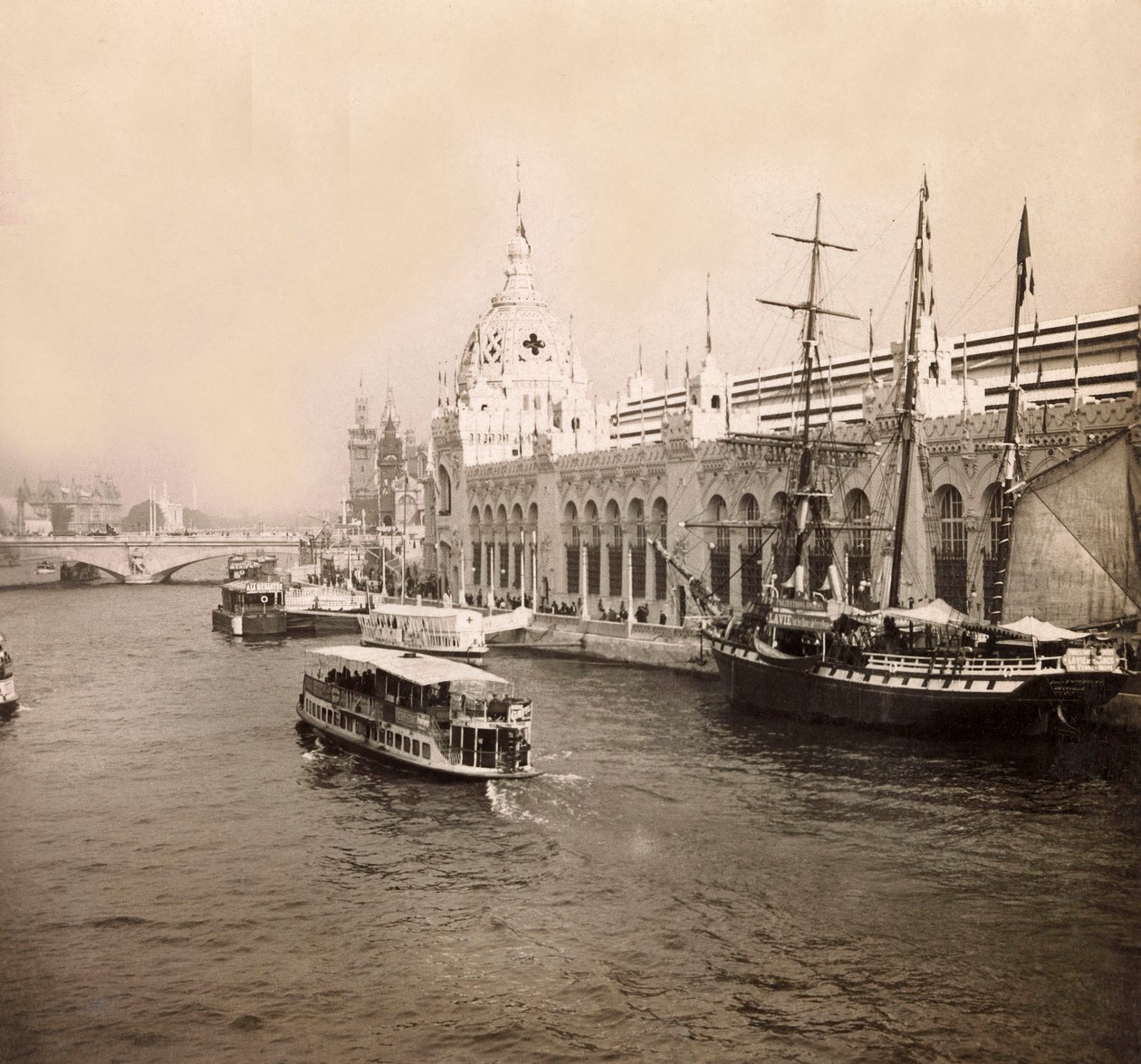 Exposición Universal de 1900 en París: El palacio de los ejércitos de tierra y mar - colección privada de Anonymous Anonymous