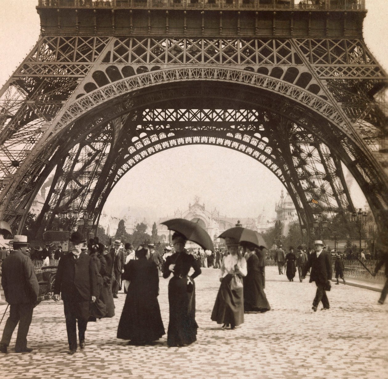 Exposición Universal de 1900 en París: Vista bajo la Torre Eiffel de Anonymous Anonymous