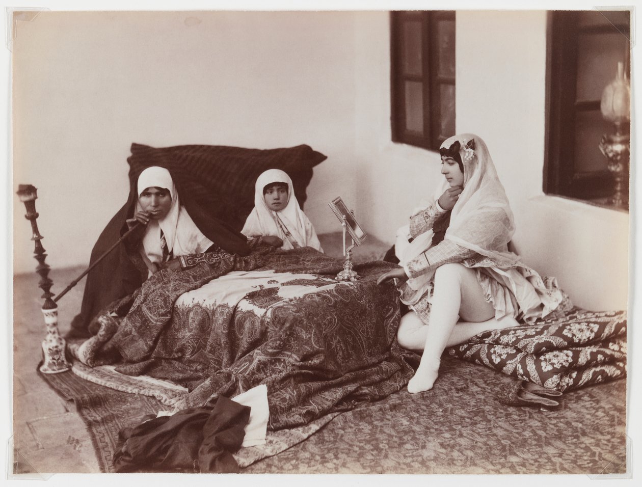 Damas reposando en el harén de Antoin Sevruguin