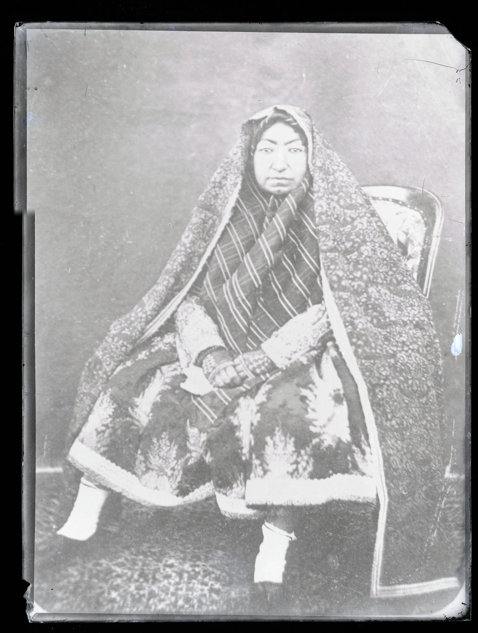 Retrato de estudio: Madre de Nasir Al-Din Shah, Mahd-i Awliya de Antoin Sevruguin