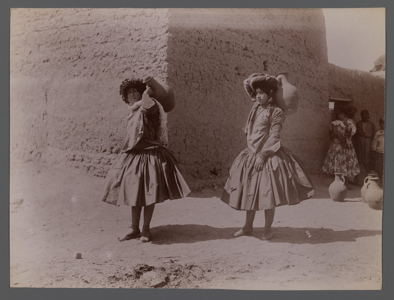 Dos mujeres llevando jarras de barro sin usar medias de Antoin Sevruguin