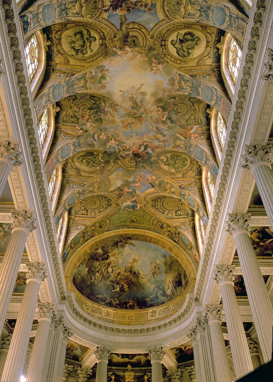 Vista de la Galería del Rey y techo abovedado que representa a Dios entre ángeles, y La Resurrección de Cristo (bóveda del ábside) pintado en colaboración con Charles de Lafosse y Jean Jouvenet de Charles Antoine Coypel