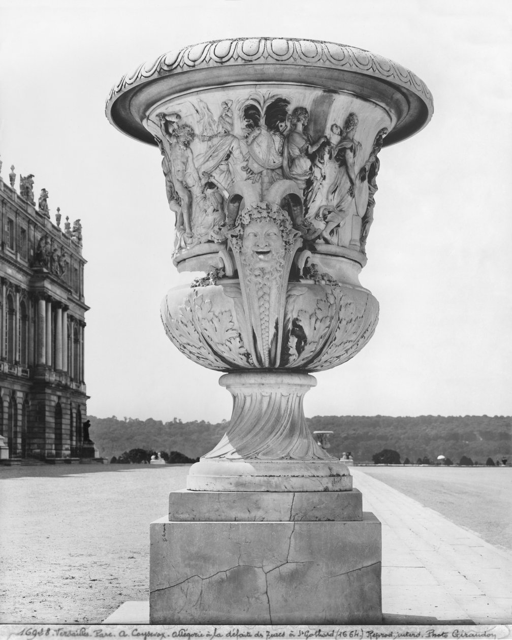 Vaso monumental, alegoría de la derrota de los turcos por las tropas del rey en 1664, 1684-85 de Antoine Coysevox