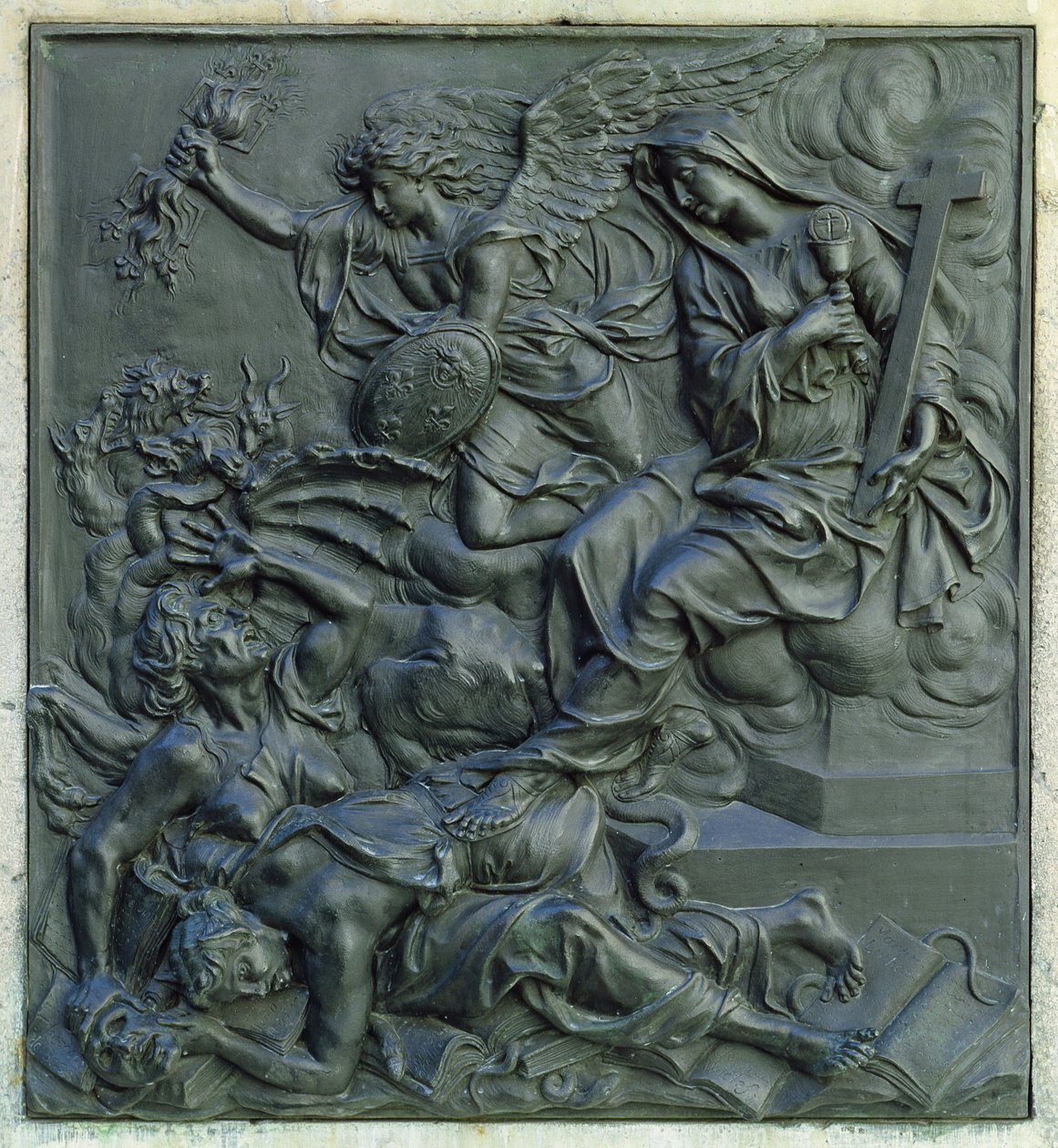 El Ángel de Francia Expulsando a los Herejes, detalle del pedestal de una estatua de Luis XIV, c.1687 de Antoine Coysevox