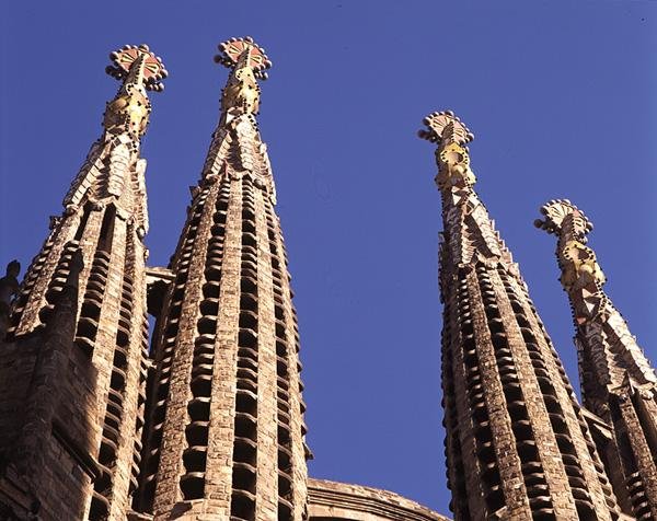 Agujas de La Sagrada Familia, iglesia comenzada en 1882 de Antoni Gaudi