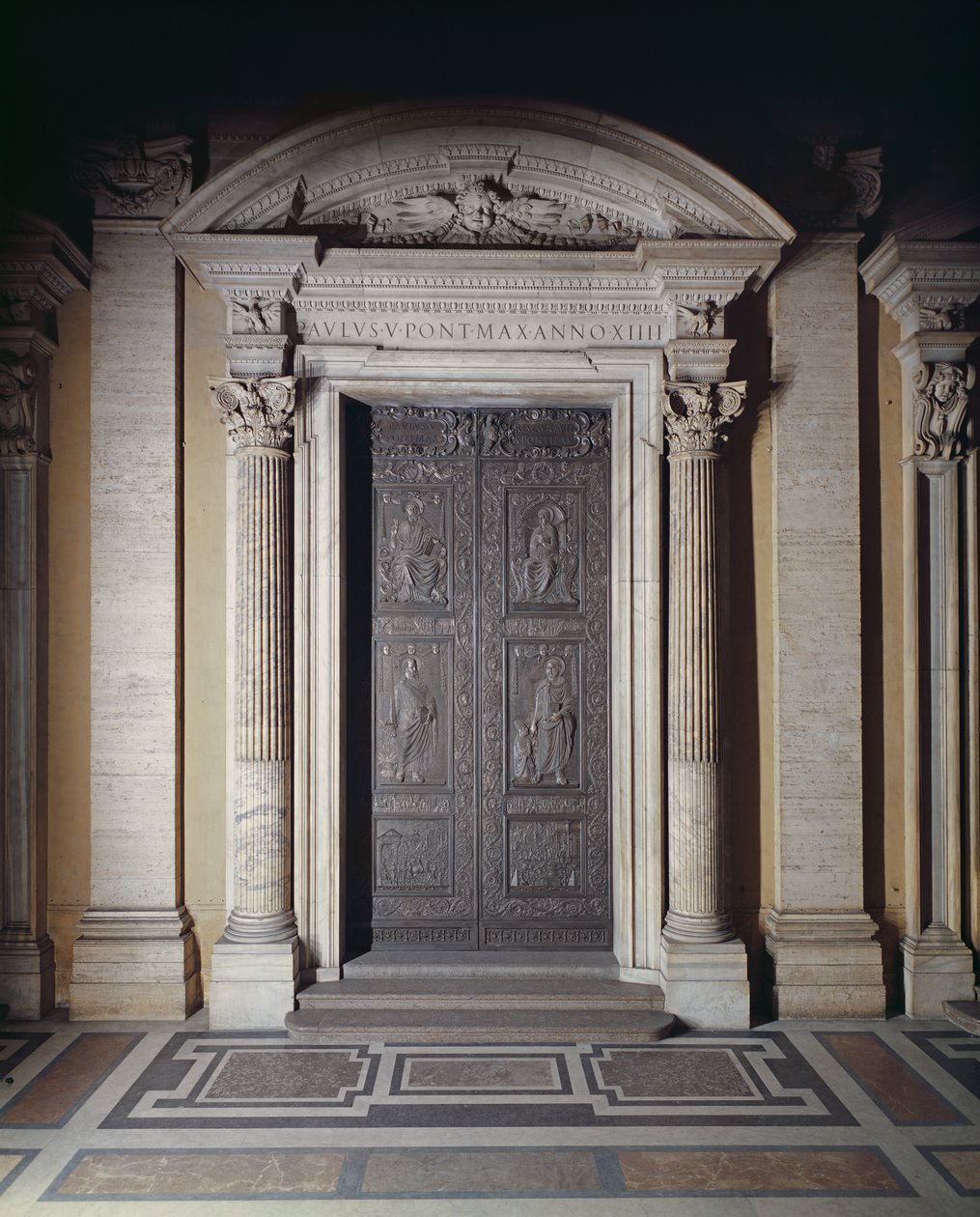 Puerta central de la basílica, decorada 1439-45 de Antonio Filarete