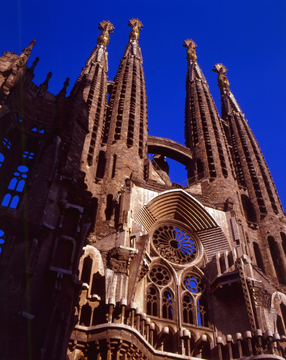 Vista de la fachada de Antonio Gaudi