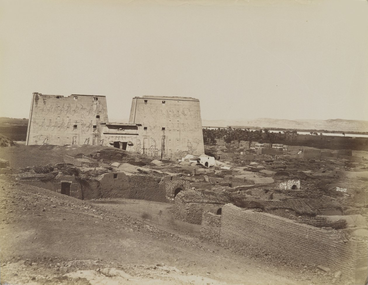 Edfu, vista del pilón y la aldea de Antonio Beato