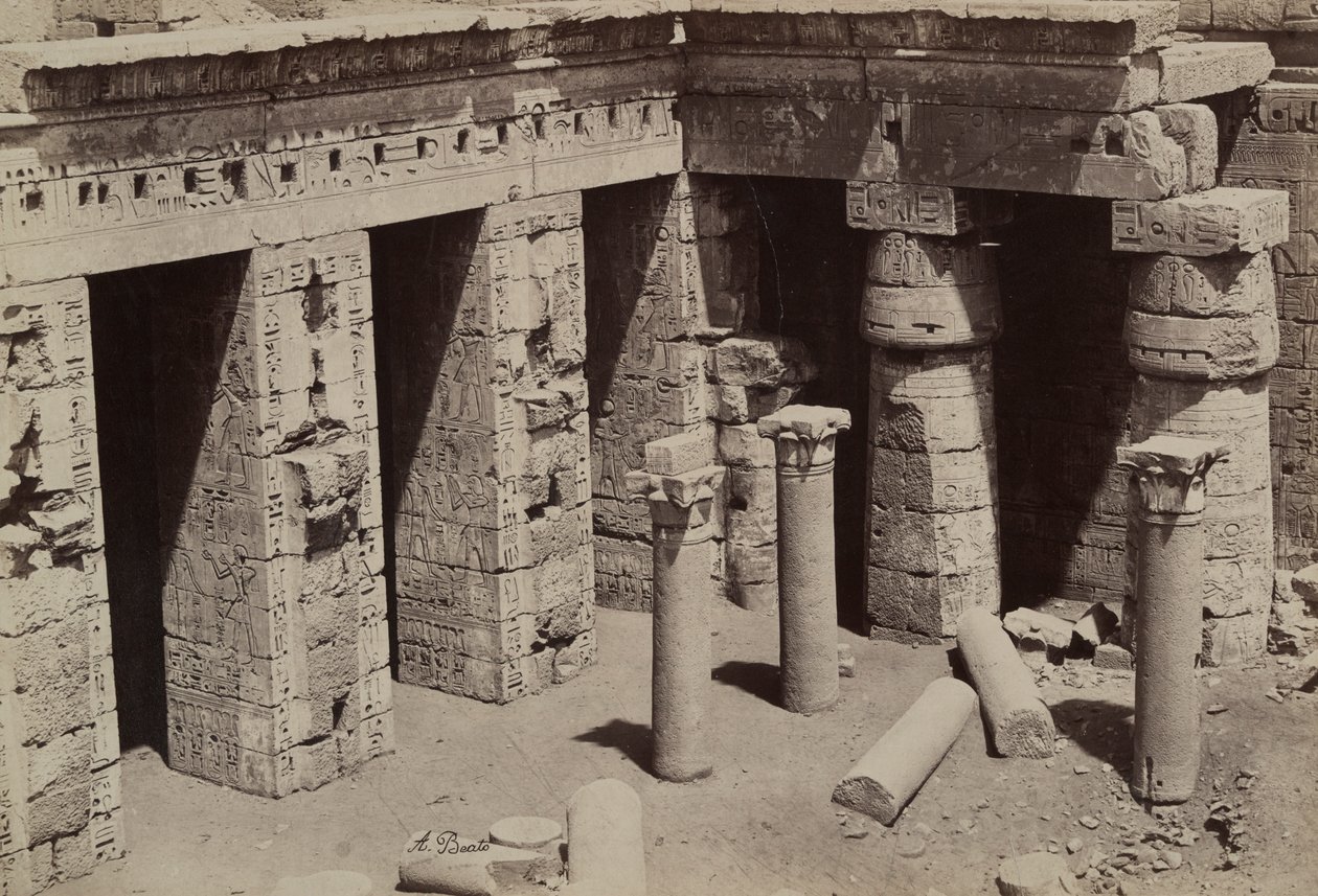 Medinet Habu: Iglesia copta en el centro del templo de Ramsés III de Antonio Beato