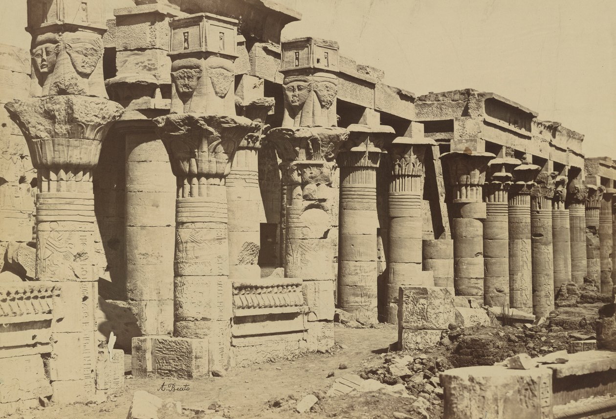 Philae: Columnata con capilla de Nectenebo I de Antonio Beato