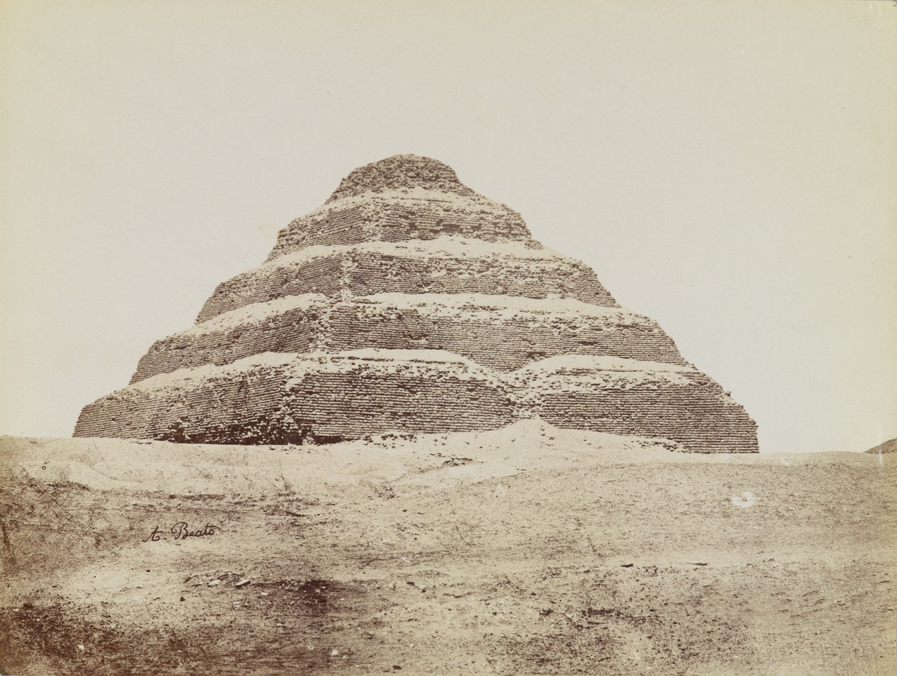 Pirámide en Saqqara, vista desde el sureste de la Pirámide Escalonada de Antonio Beato