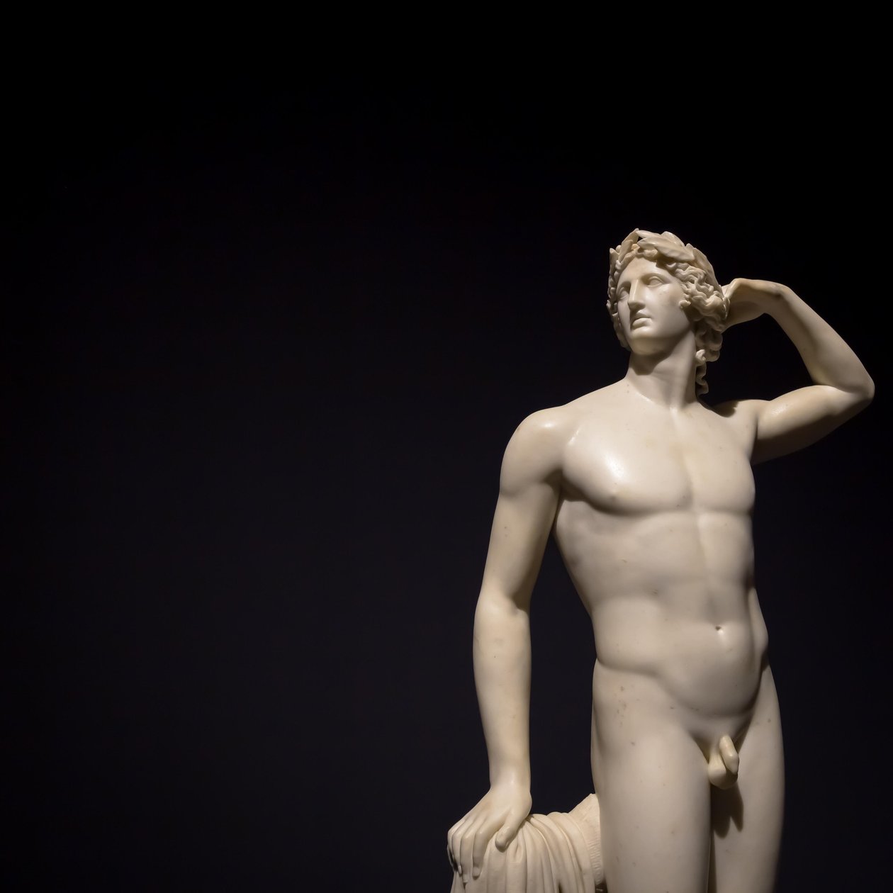 MILÁN, ITALIA - junio de 2020: la escultura antigua Apolo cacareando - 1782 - Ant..., 2019 (foto) de Antonio Canova
