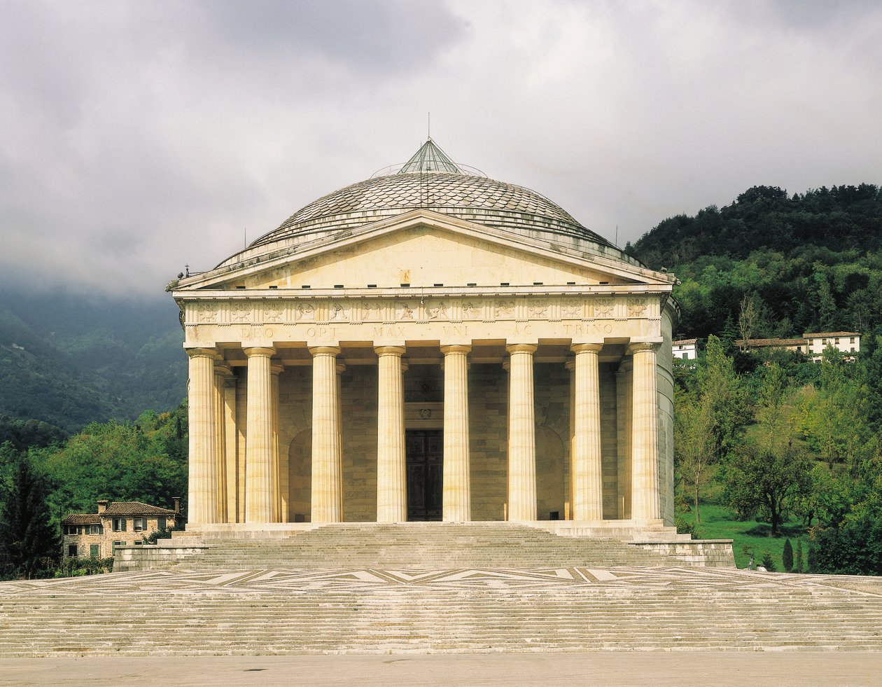 Pronaos, Templo de Canova (Tempio Canoviano) o Iglesia Arciprestal de la Santísima Trinidad, diseñada por Antonio Canova, Possagno, Véneto, Italia de Antonio Canova