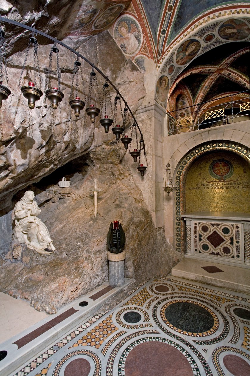 Vista de la cueva de San Benedetto de Nursia con estatua del santo hecha por Antonio Raggi (o Antonio Lombardo) (1624-1686). Fue en esta cueva donde el santo se retiró. 1657 Monasterio de San Benedetto (Sacro Speco), Subiaco (Roma), Italia de Antonio Raggi