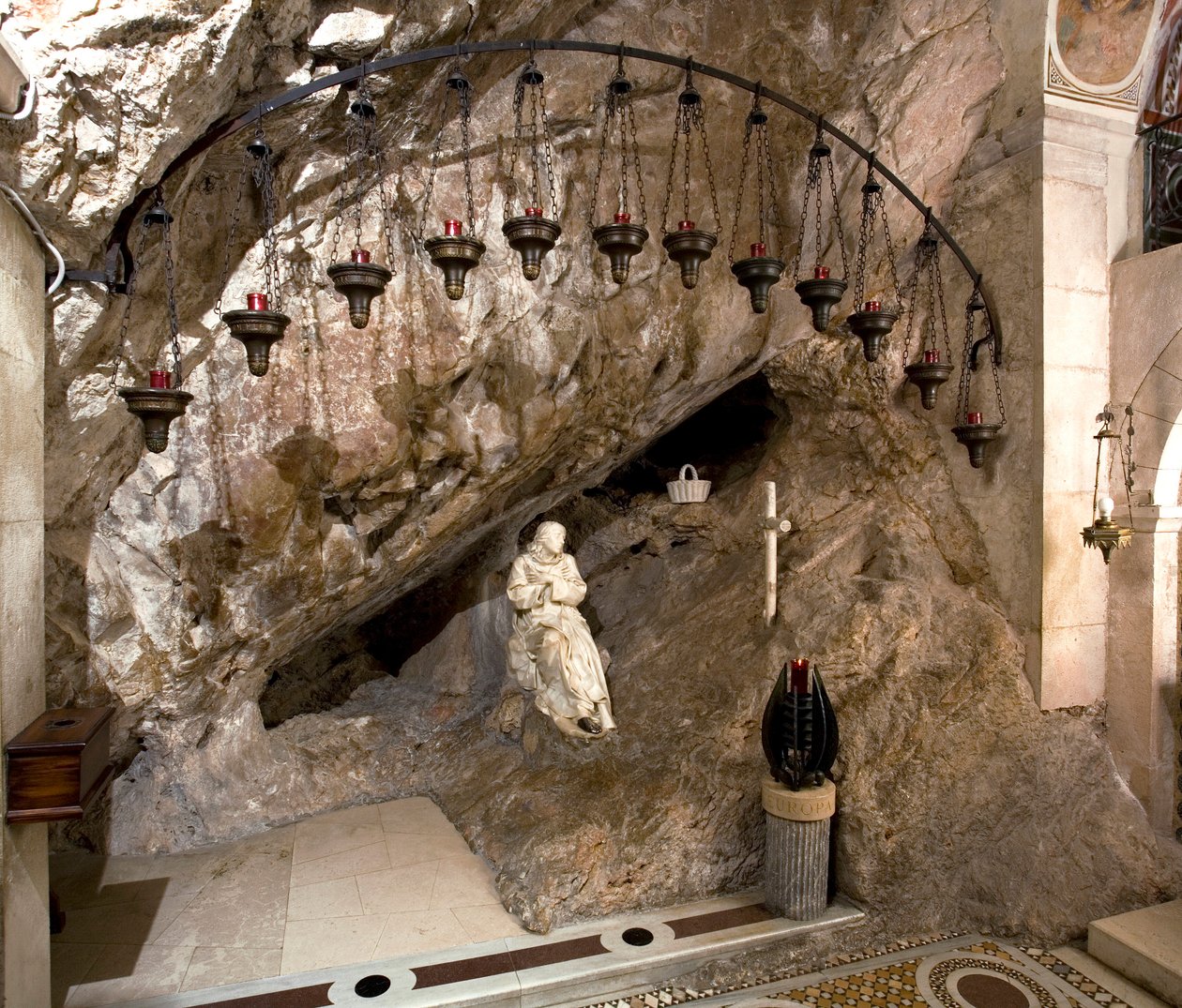 Vista de la cueva de San Benedetto con estatua del santo realizada por Antonio Raggi (o Antonio Lombardo) (1624-1686). Fue en esta cueva donde el santo se retiró. 1657 Monasterio de San Benedetto (Sacro Speco), Subiaco (Roma), Italia de Antonio Raggi