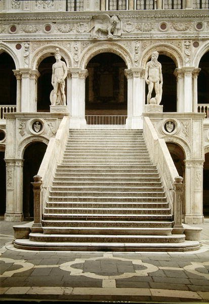 Vista de la Scala dei Giganti, diseñada por Antonio Rizzo con estatuas de Marte y Neptuno por Jacopo Sansovino (1486-1570) de Antonio Rizzo