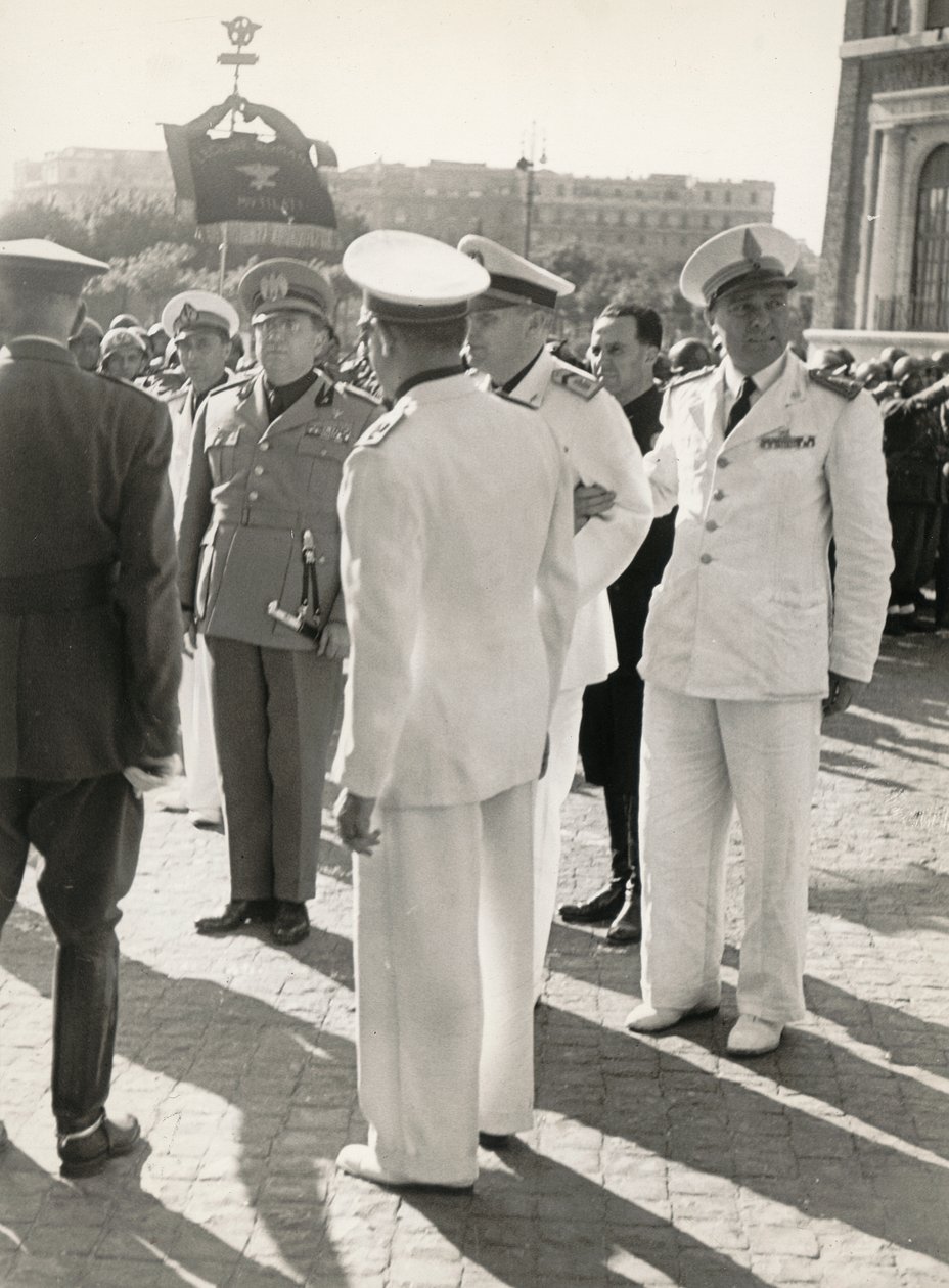 Carlo Delcroix al final de la guerra y la medalla de oro en uniforme blanco de "Cabo de Honor" de MVSN de Antonio Savio
