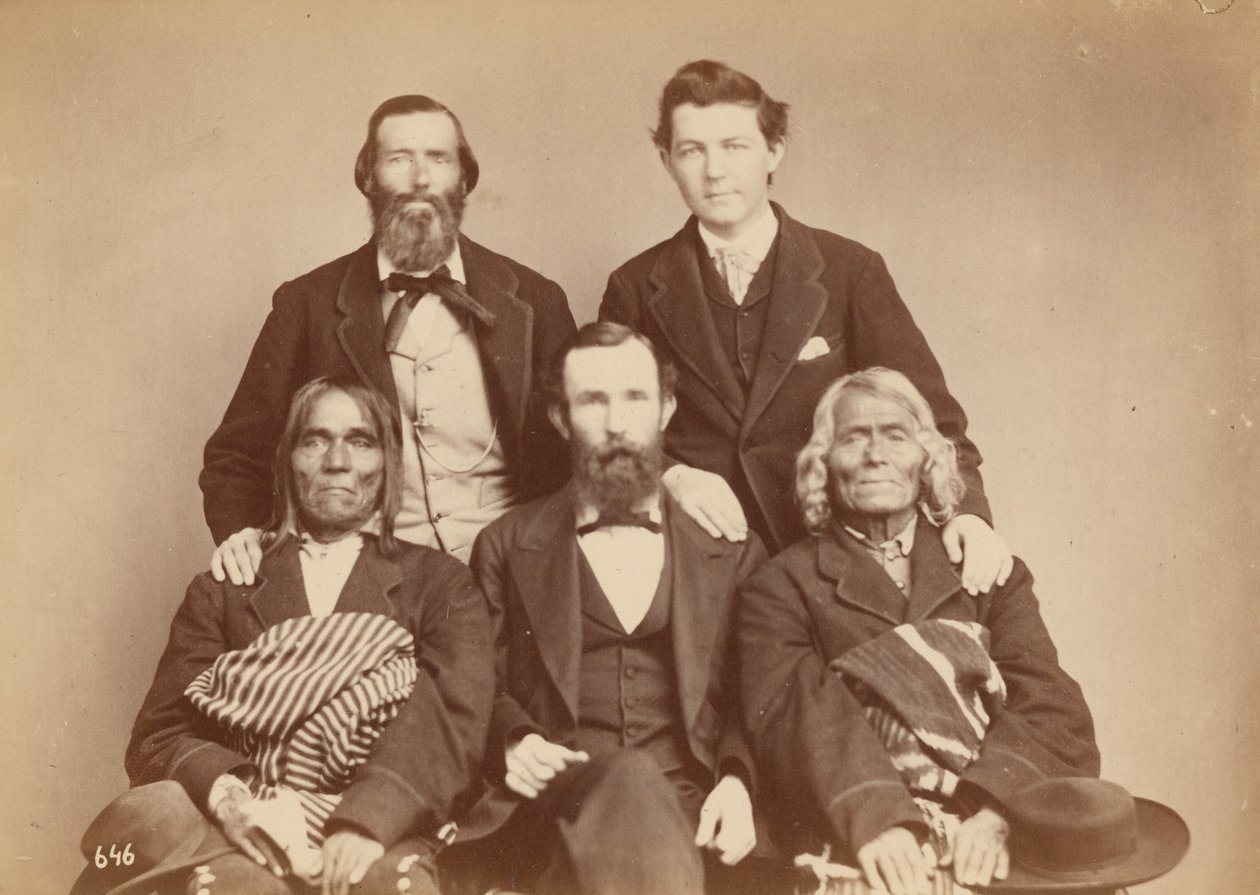 Alexander Gardner, William Henry Jackson, y Antonio Zeno Shindler con los delegados Pueblo Alejandro Padilla, Gobernador de Isleta, y Ambrosio Abeita, Ex-Gobernador de Isleta,1868 (foto) de Antonion Zeno Shindler