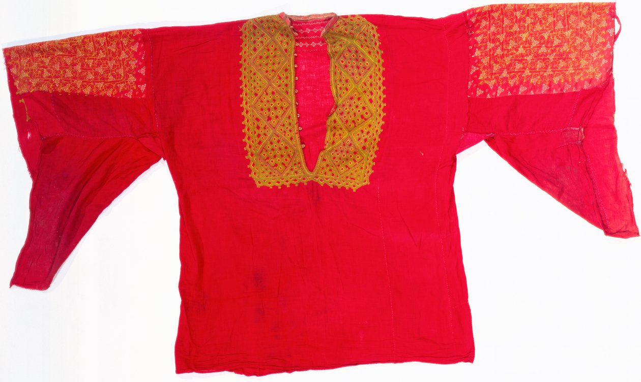 Un vestido bordado de muselina roja de Arabic School