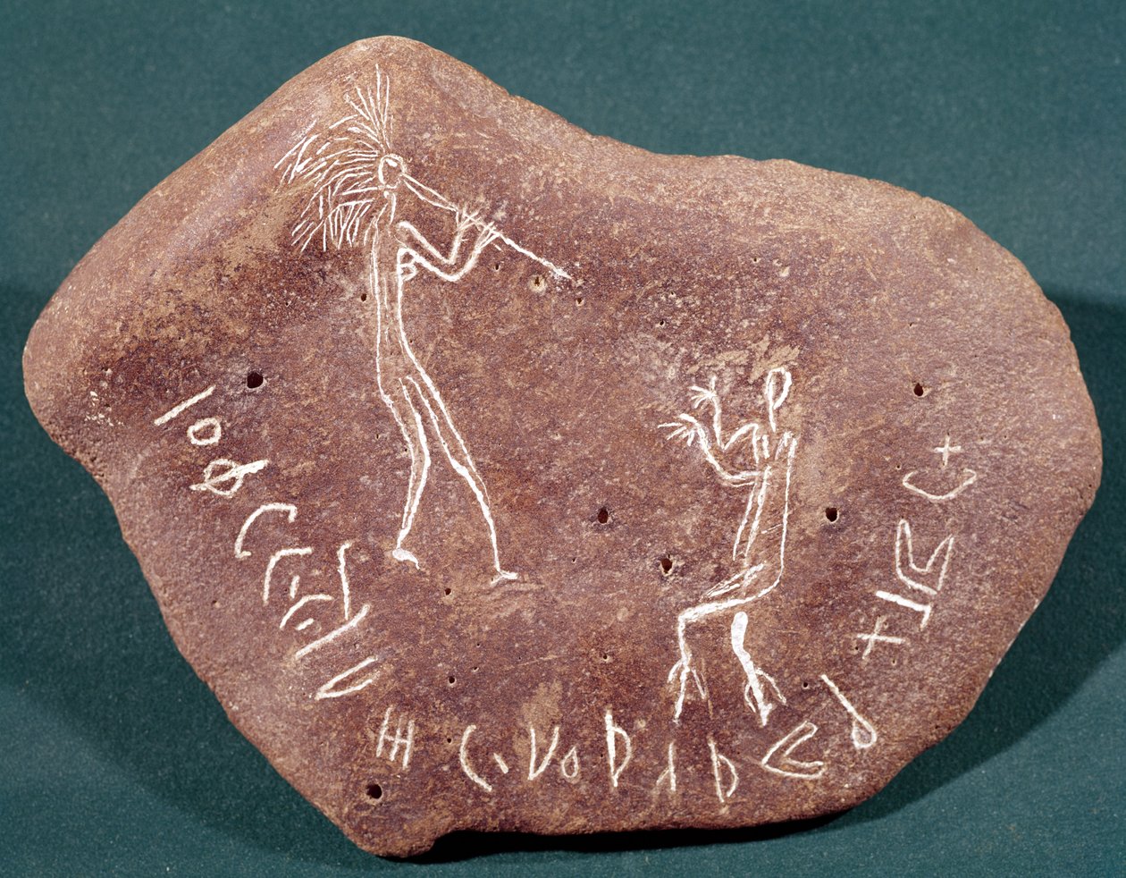 Piedra inscrita con un bailarín, un flautista y una inscripción safaitica, siglo I a.C.-III d.C. de Arabic School