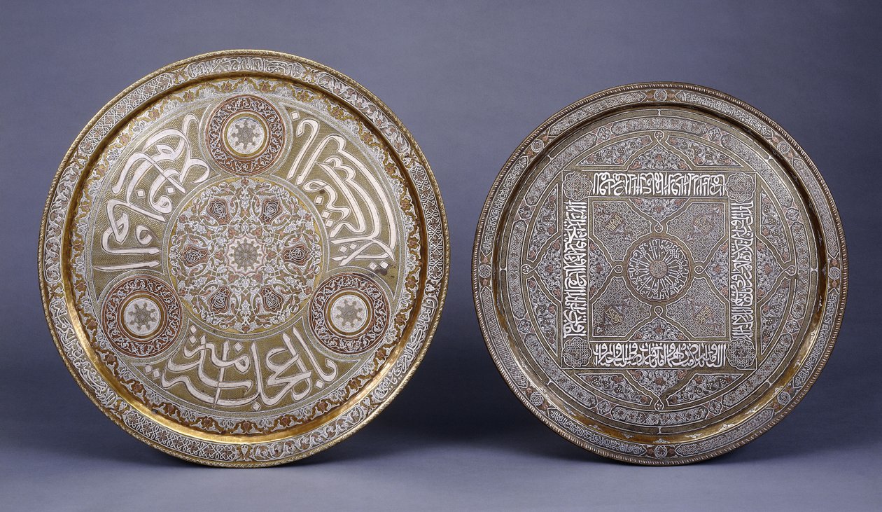 Dos bandejas circulares de latón con incrustaciones de oro, cobre y plata, decoradas con arabescos e inscripciones, finales del siglo XIX de Arabic School