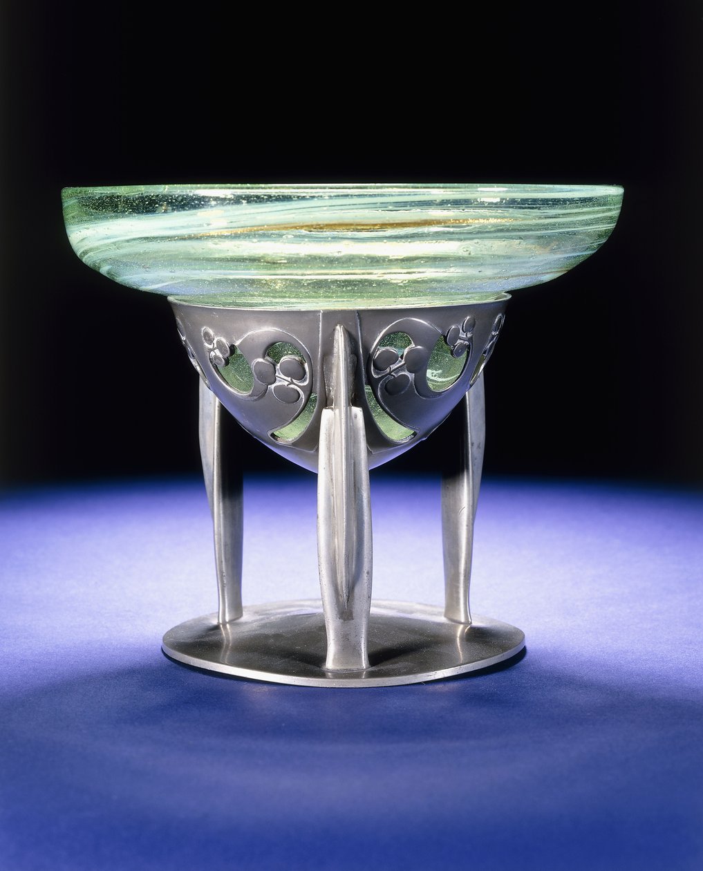 Un cuenco de peltre Liberty Tudric con forro de vidrio Clutha de James Couper & Sons, c.1902-05 de Archibald Knox