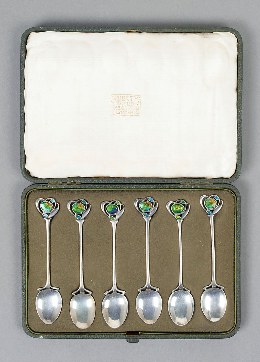 Un juego de cucharas de plata Cymric con remates esmaltados diseñados por Archibald Knox (1864-1933) de Archibald Knox
