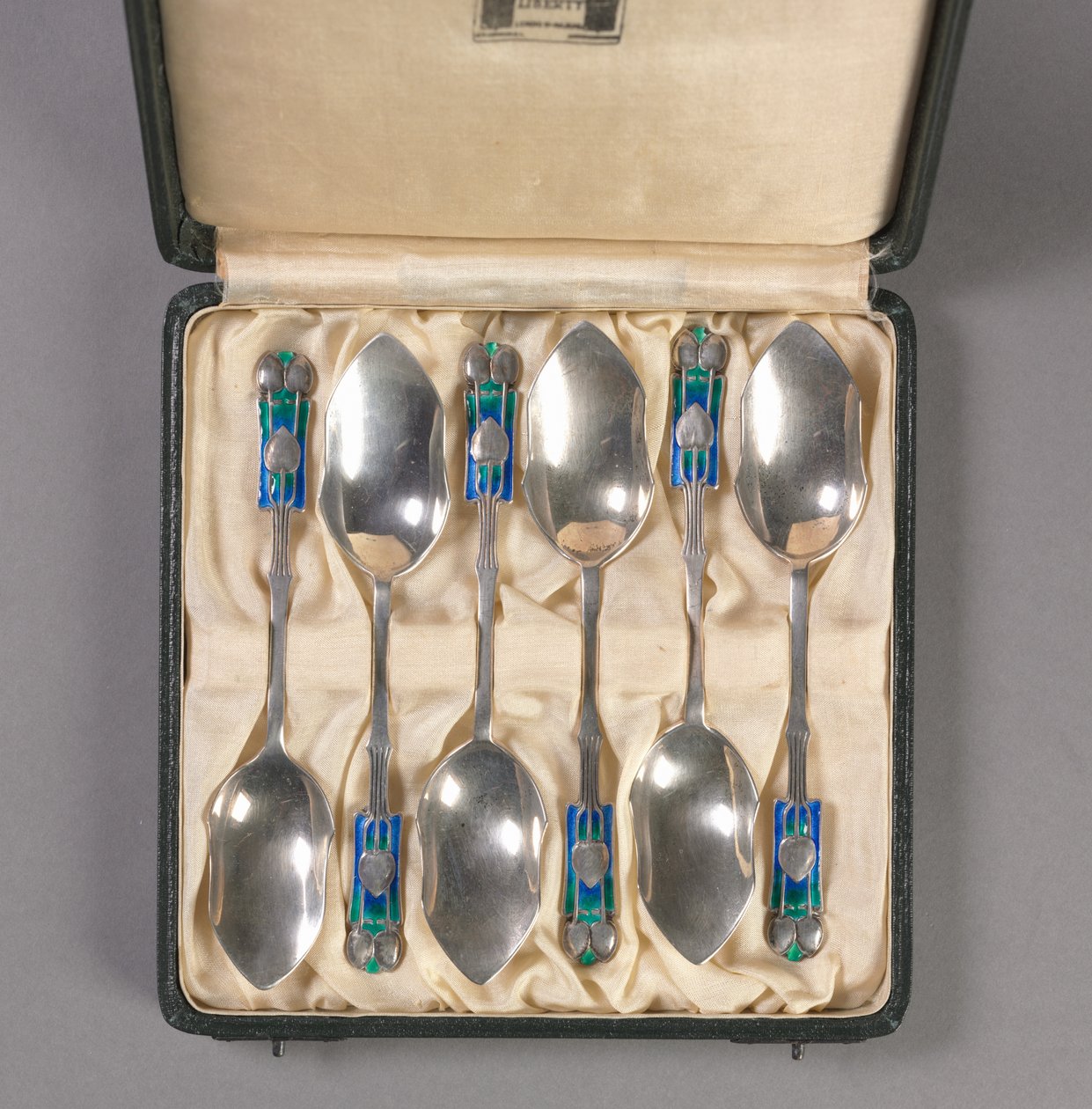 Juego de seis Cucharas en Caja Original, fabricante Liberty and Company, c.1895-1910 de Archibald Knox