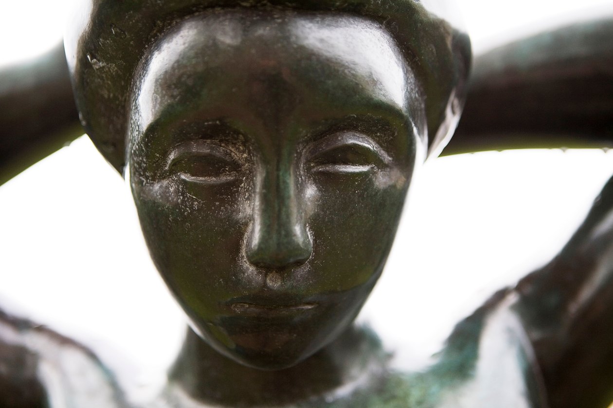Bañista arreglándose el cabello (detalle), 1930 de Aristide Maillol