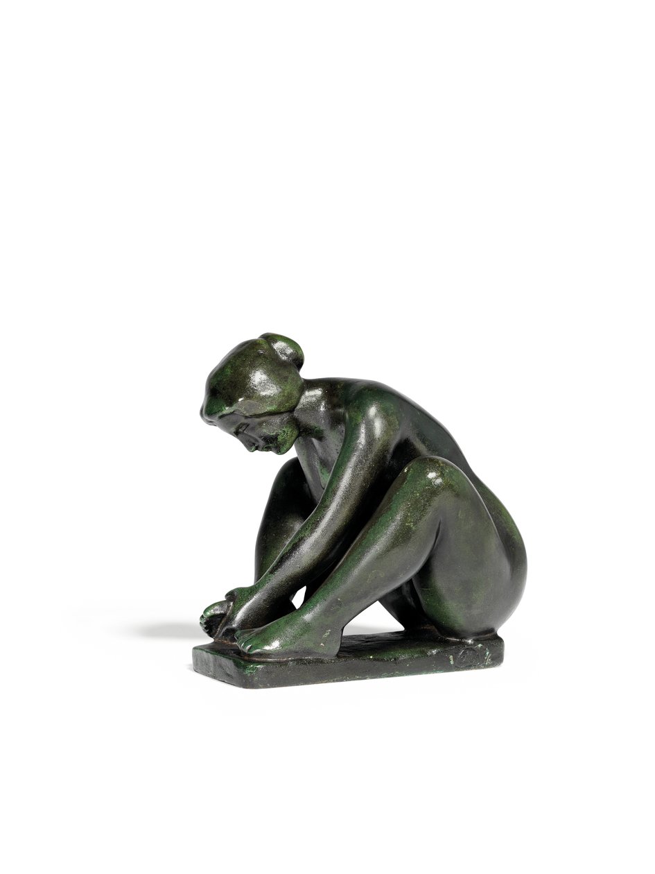 Chica agachada sosteniendo un pie de Aristide Maillol