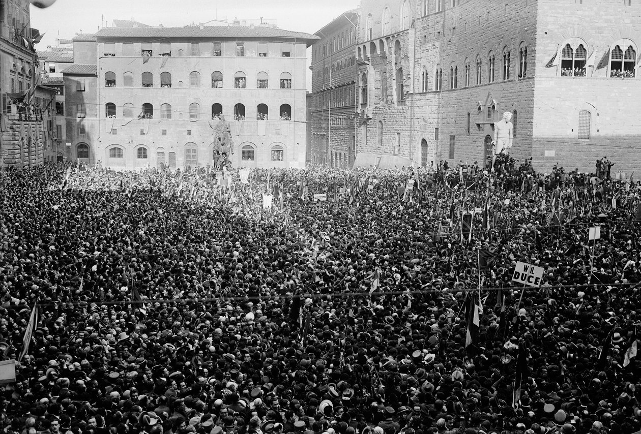 Multitud reunida en la Piazza Signoria con motivo de la visita de Hitler y Mussolini a Florencia, 05/1938 (foto en blanco y negro) de Armando Bruni