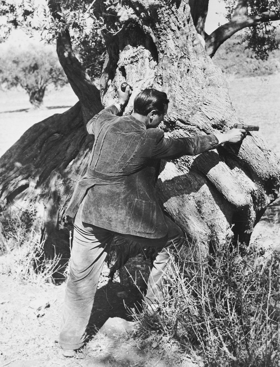 Salvatore Giuliano apuntando con una pistola, 1937 de Armando Bruni