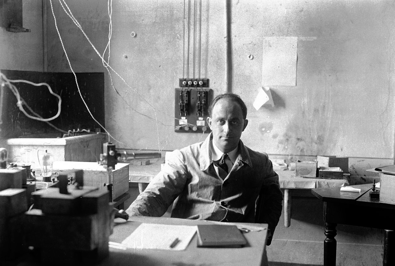 El físico italiano Enrico Fermi (1901-1954 Premio Nobel de Física en 1938) en el laboratorio (foto en blanco y negro) de Armando Bruni