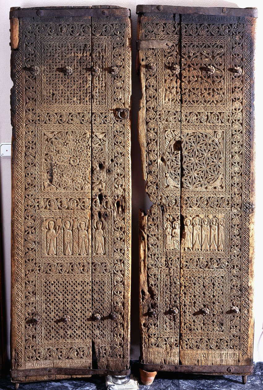 Un par de puertas armenias talladas en nogal, que representan a Cristo con seis apóstoles y santos, 1312 de Armenian School