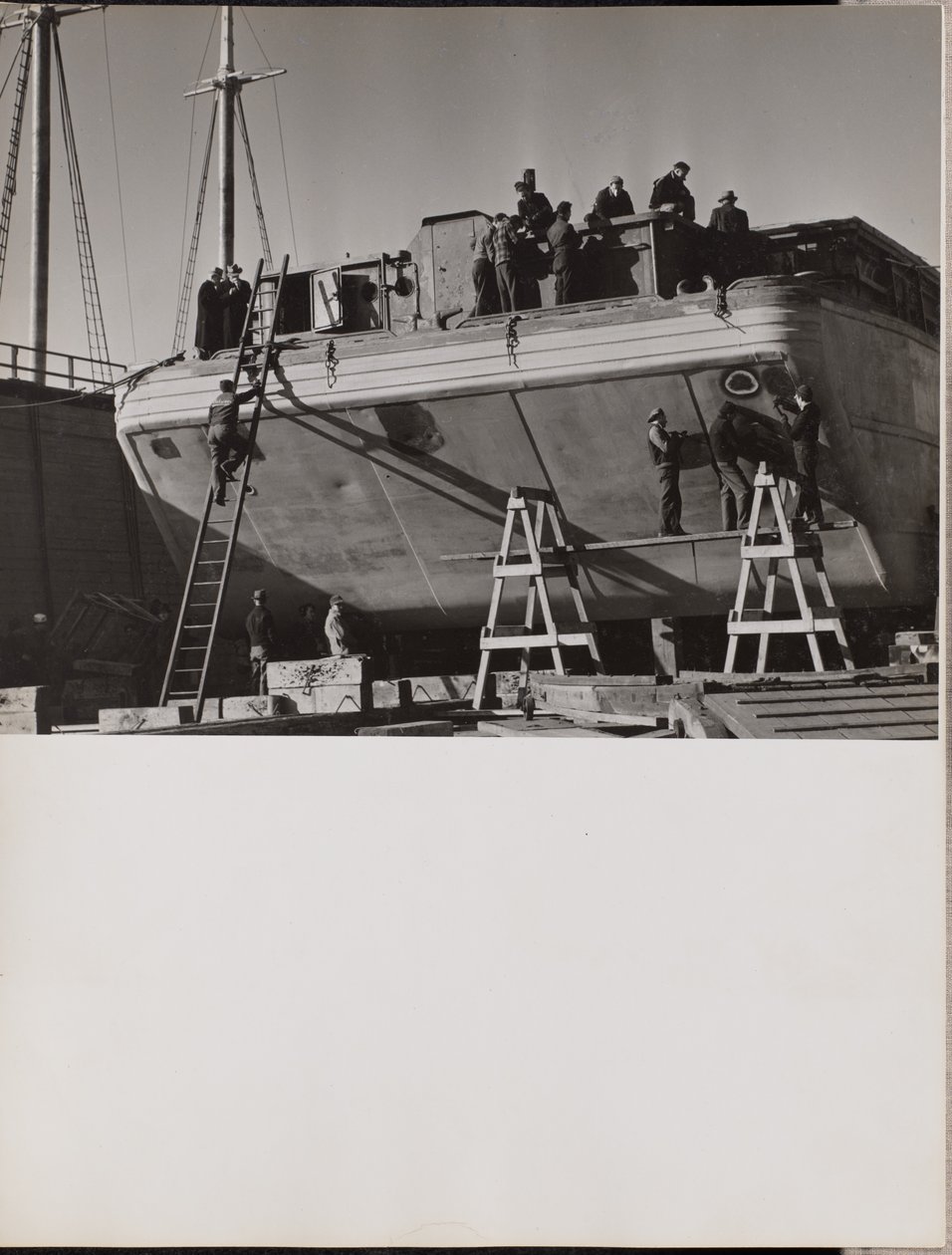 [Un grupo de hombres trabajan en un barco atracado] de Arnold Eagle