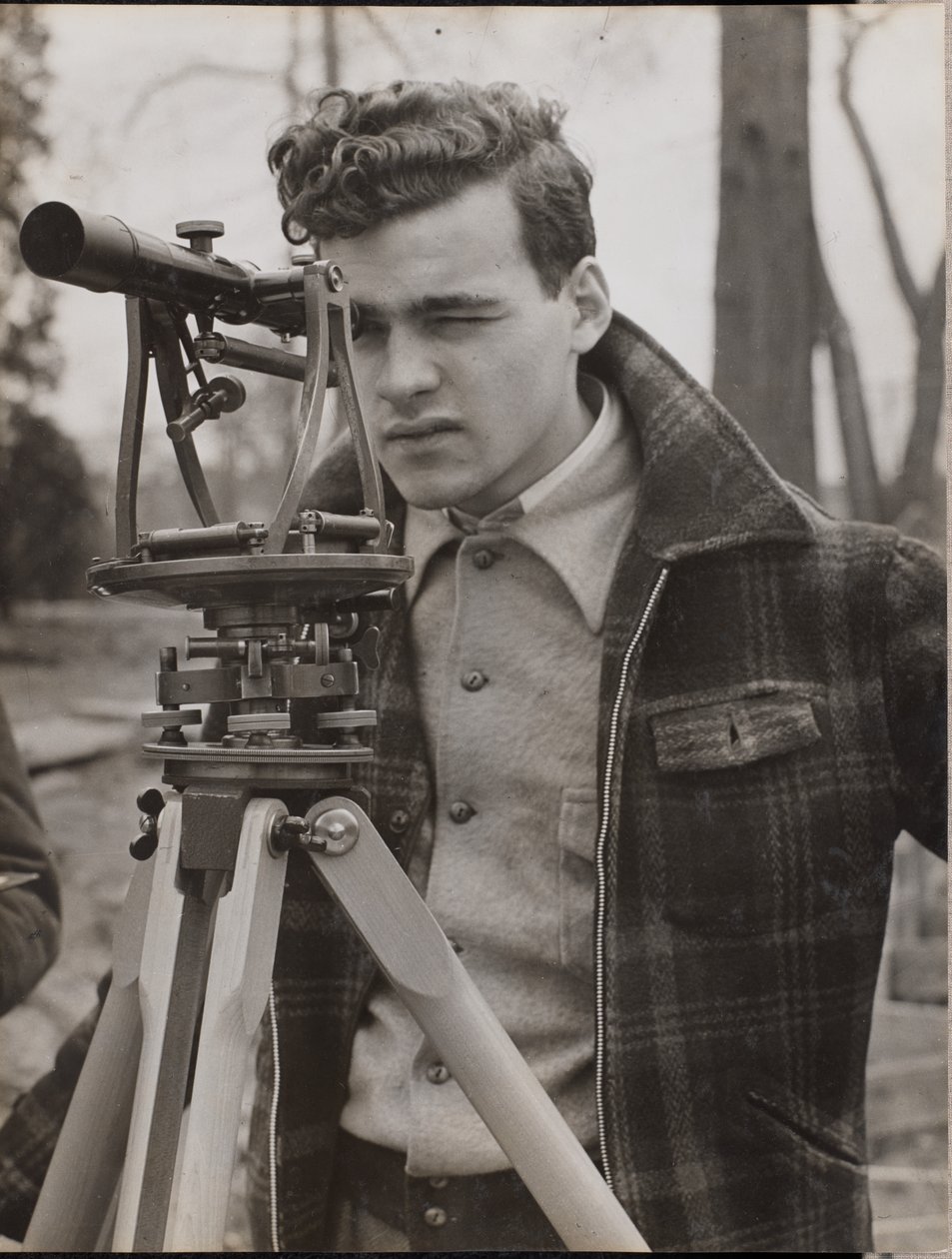 [Joven mira a través de una herramienta de topógrafo] de Arnold Eagle