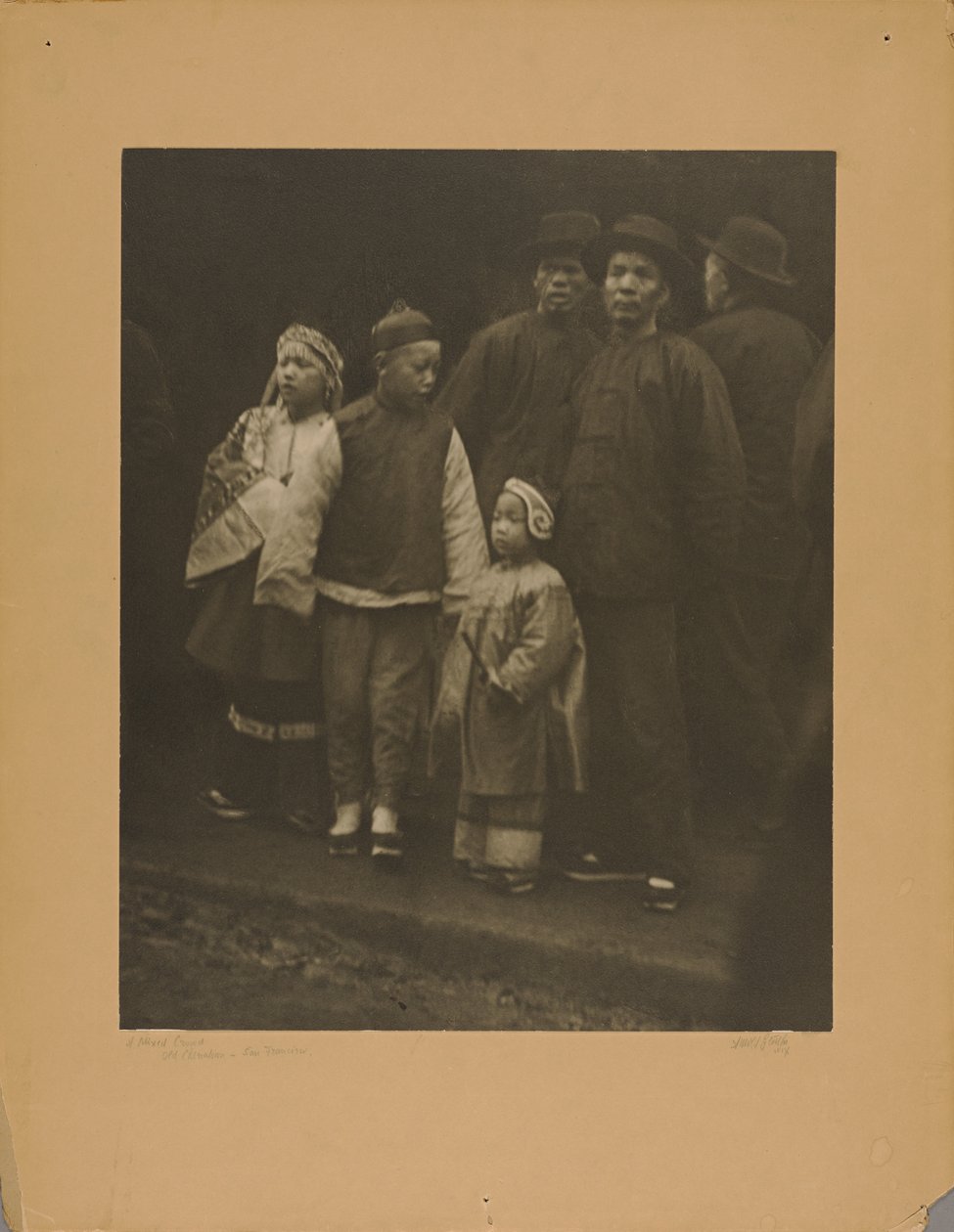 Una multitud mixta, Old Chinatown - San Francisco de Arnold Genthe