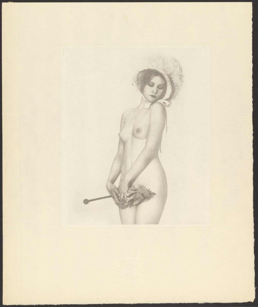 [Mujer desnuda con gorro y sombrilla en la mano] de Arthur F. Kales