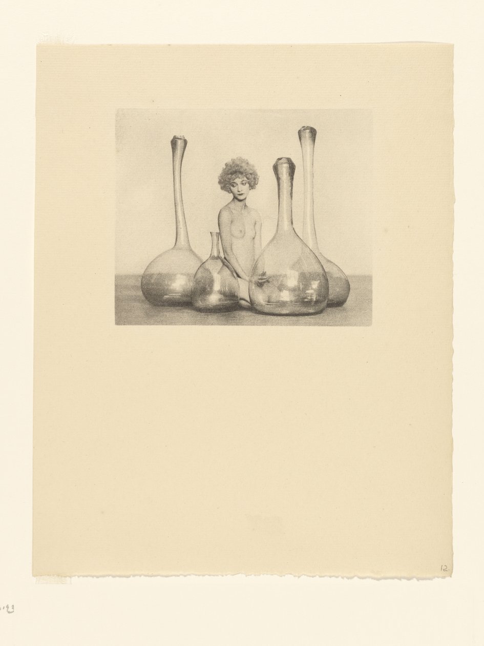 [Desnudo femenino con botellas] de Arthur F. Kales