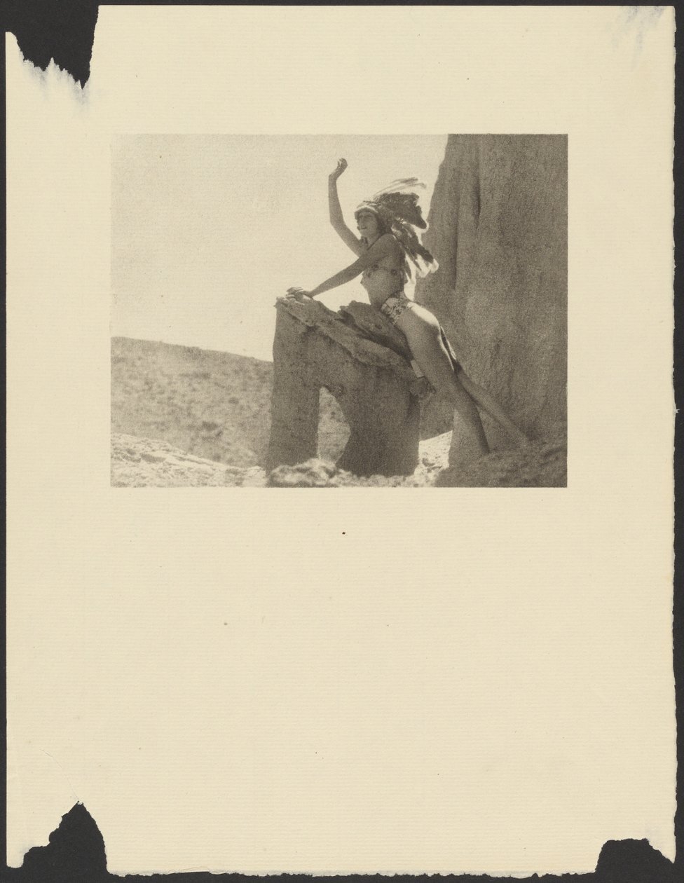 [Mujer vestida de india en el desierto] de Arthur F. Kales